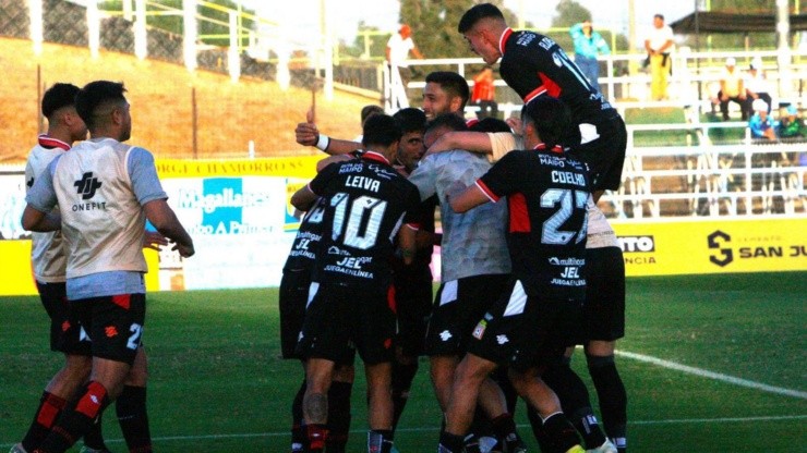 Curicó Unido busca desesperadamente sumar puntos ante Magallanes para mantener viva la esperanza de permanecer en Primera División